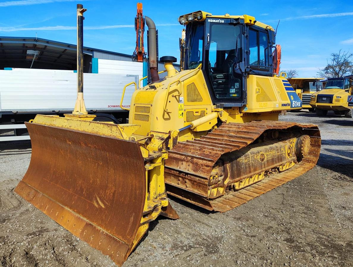 Komatsu D61PX-23 - Buldózer: 2 kép. Komatsu D61PX-23 - Buldózer: 2 kép.