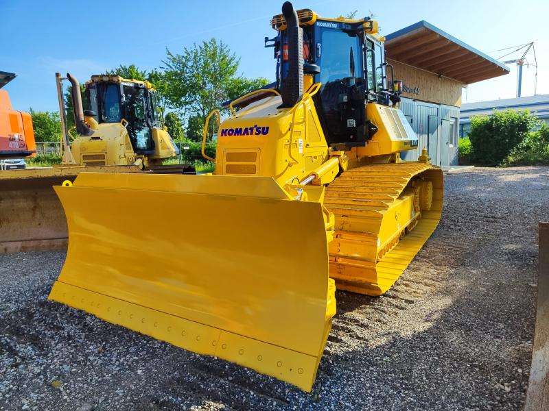 Komatsu D61PX-24E0 - Buldózer: 2 kép. Komatsu D61PX-24E0 - Buldózer: 2 kép.