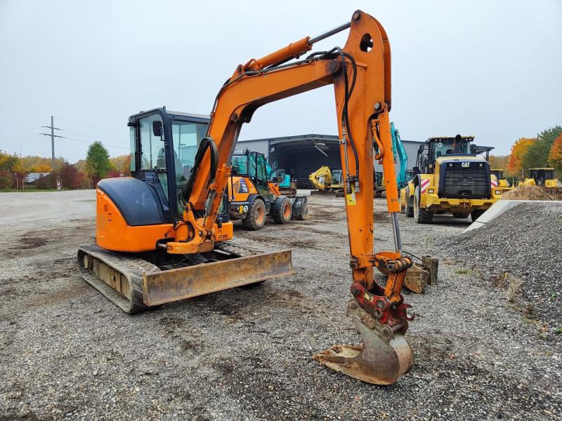 Komatsu PC45MR-3 - Minikotró: 4 kép. Komatsu PC45MR-3 - Minikotró: 4 kép.