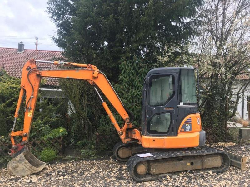 Komatsu PC45MR-3 - Minikotró: 1 kép. Komatsu PC45MR-3 - Minikotró: 1 kép.