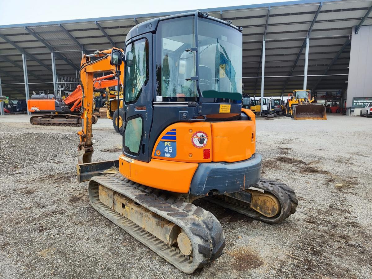 Komatsu PC45MR-3 - Minikotró: 1 kép. Komatsu PC45MR-3 - Minikotró: 1 kép.