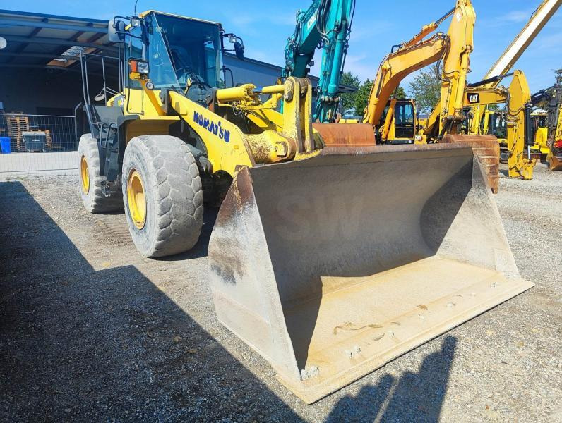 Komatsu WA380-6 Long Boom - Gumikerekes homlokrakodó: 3 kép. Komatsu WA380-6 Long Boom - Gumikerekes homlokrakodó: 3 kép.