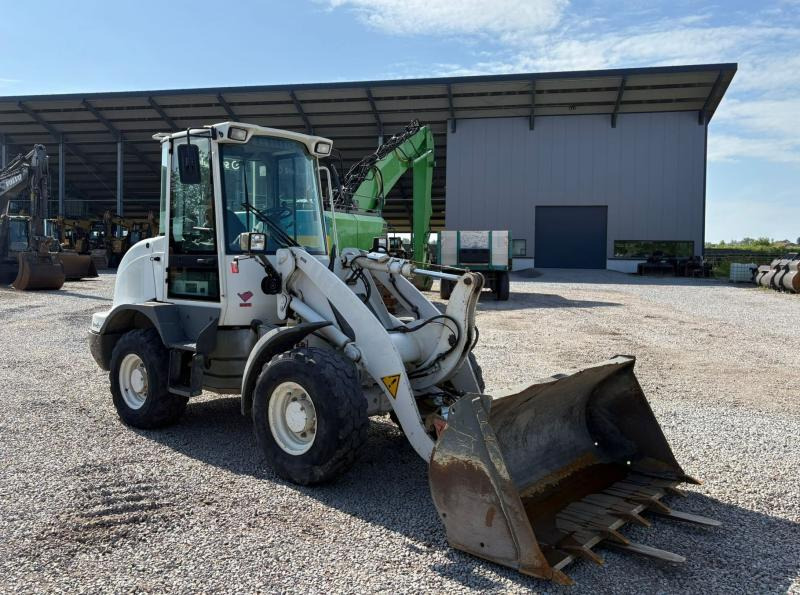 Liebherr L507 - Gumikerekes homlokrakodó: 3 kép. Liebherr L507 - Gumikerekes homlokrakodó: 3 kép.