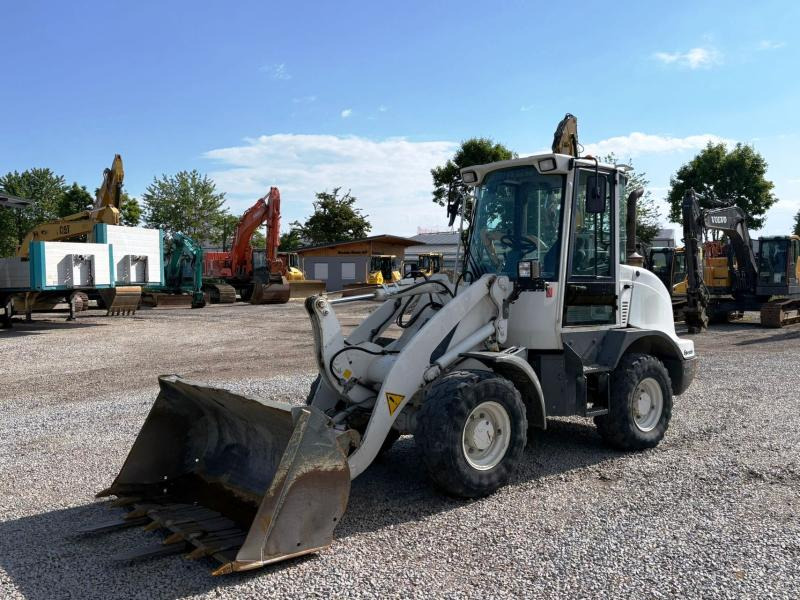 Liebherr L507 - Gumikerekes homlokrakodó: 2 kép. Liebherr L507 - Gumikerekes homlokrakodó: 2 kép.
