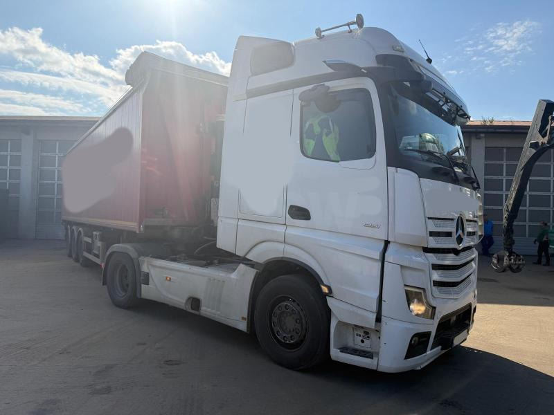 Mercedes Actros 1851 - Nyergesvontató: 1 kép. Mercedes Actros 1851 - Nyergesvontató: 1 kép.
