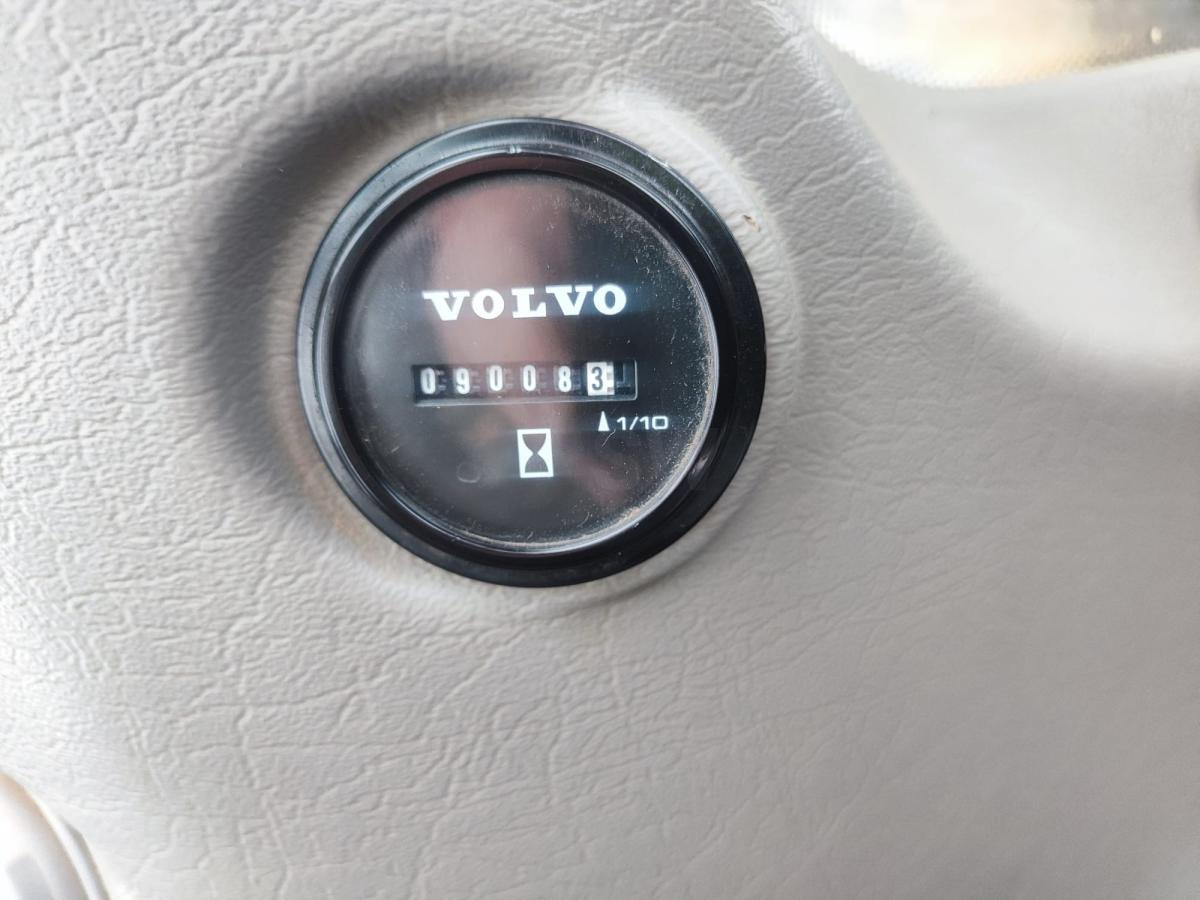 Lánctalpas kotró Volvo EC180 D: 6 kép. Lánctalpas kotró Volvo EC180 D: 6 kép.