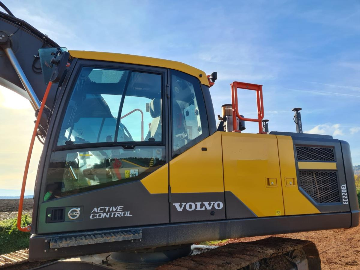 Volvo EC220EL - Lánctalpas kotró: 2 kép. Volvo EC220EL - Lánctalpas kotró: 2 kép.