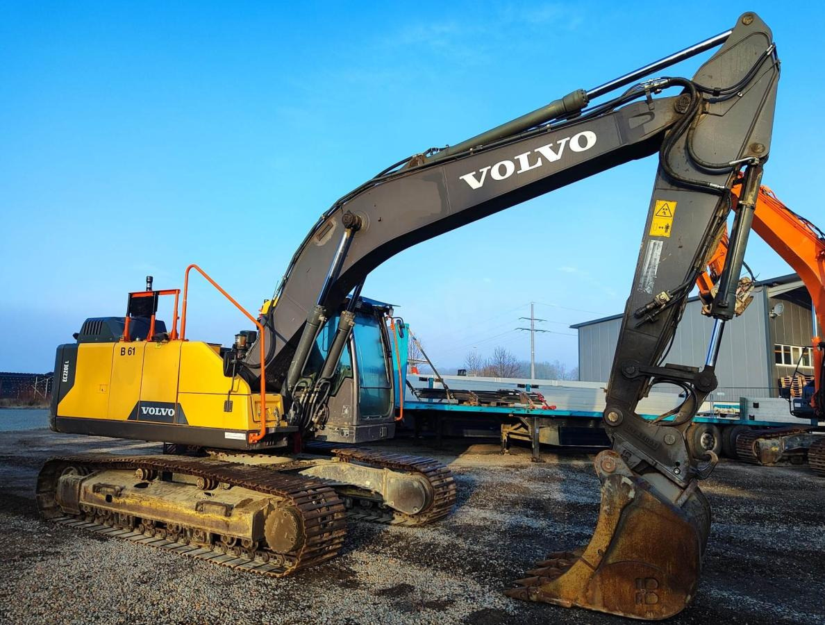 Volvo EC220EL - Lánctalpas kotró: 3 kép. Volvo EC220EL - Lánctalpas kotró: 3 kép.