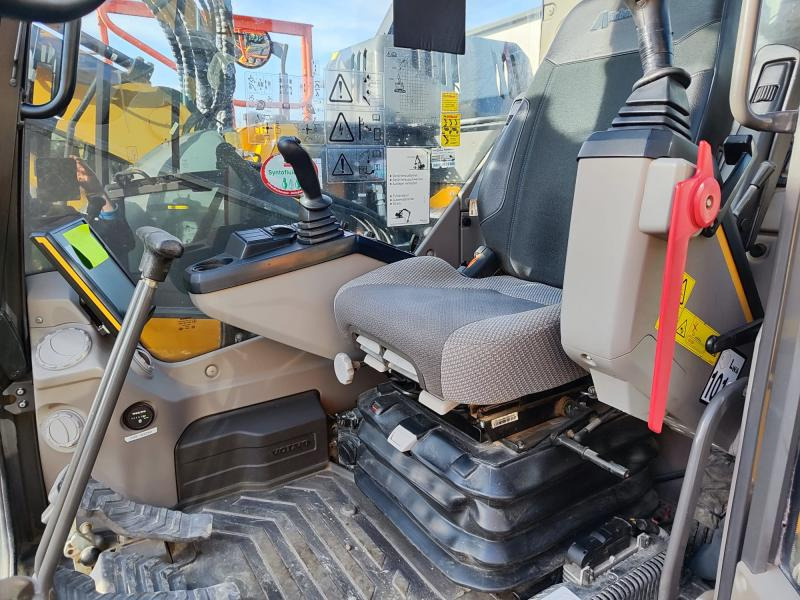 Volvo ECR235EL - Lánctalpas kotró: 5 kép. Volvo ECR235EL - Lánctalpas kotró: 5 kép.