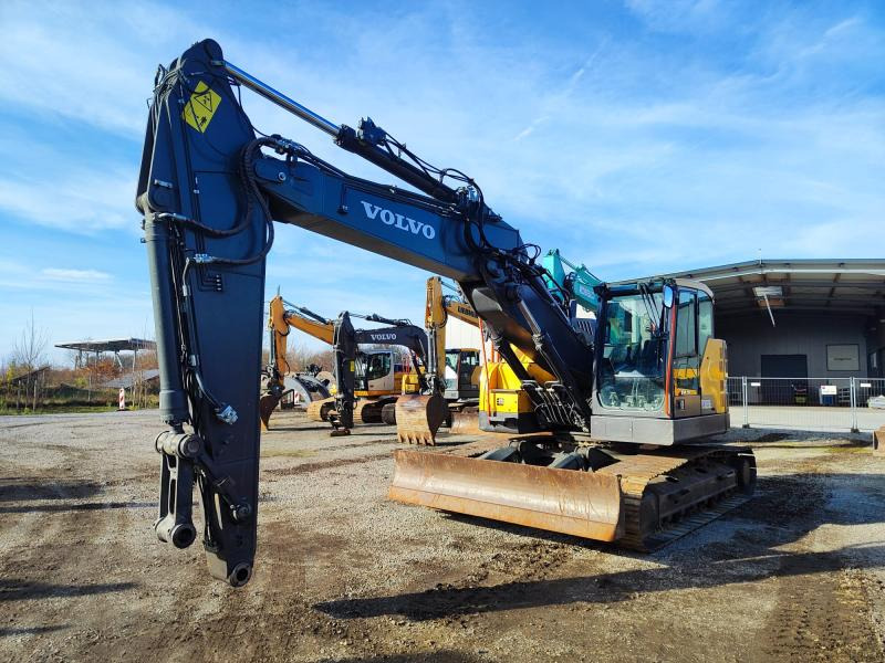 Volvo ECR235EL - Lánctalpas kotró: 2 kép. Volvo ECR235EL - Lánctalpas kotró: 2 kép.