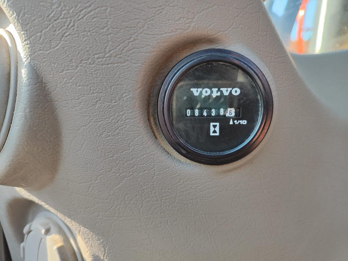 Gumikerekes kotró Volvo EW160E: 6 kép.