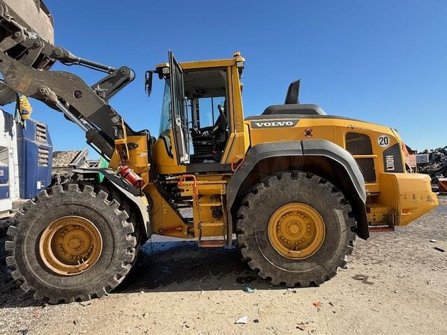 Volvo L110H - Gumikerekes homlokrakodó: 2 kép. Volvo L110H - Gumikerekes homlokrakodó: 2 kép.