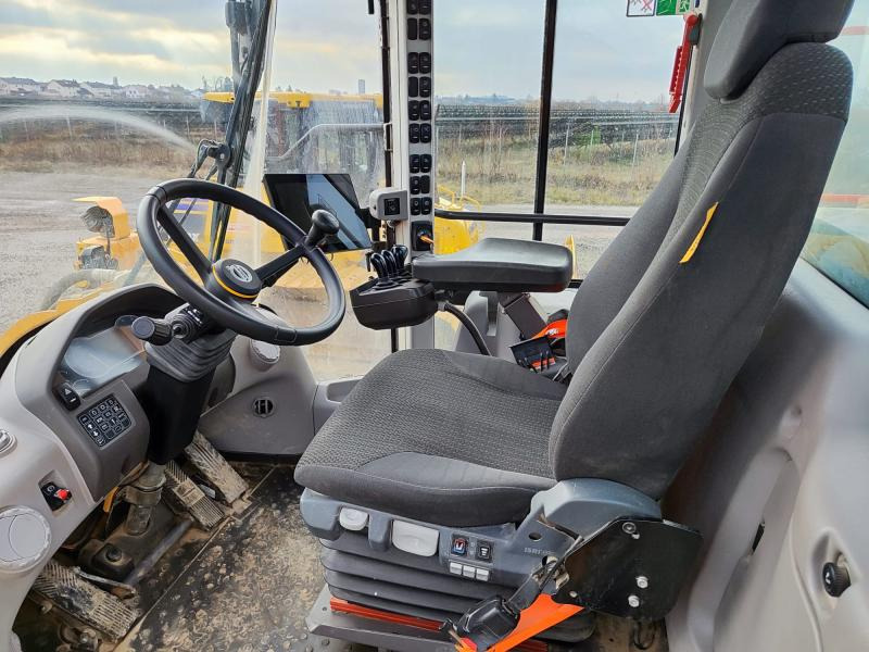 Volvo L150H - Gumikerekes homlokrakodó: 4 kép. Volvo L150H - Gumikerekes homlokrakodó: 4 kép.