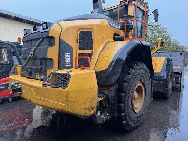 Volvo L180H - Gumikerekes homlokrakodó: 2 kép. Volvo L180H - Gumikerekes homlokrakodó: 2 kép.