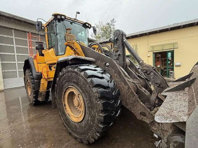 Volvo L180H - Gumikerekes homlokrakodó: 3 kép. Volvo L180H - Gumikerekes homlokrakodó: 3 kép.