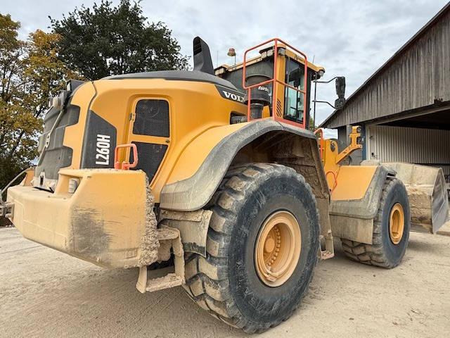 Volvo L260H - Gumikerekes homlokrakodó: 2 kép. Volvo L260H - Gumikerekes homlokrakodó: 2 kép.