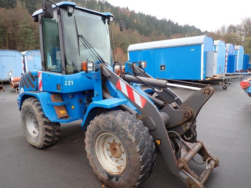 Volvo L30B - Gumikerekes homlokrakodó: 4 kép. Volvo L30B - Gumikerekes homlokrakodó: 4 kép.