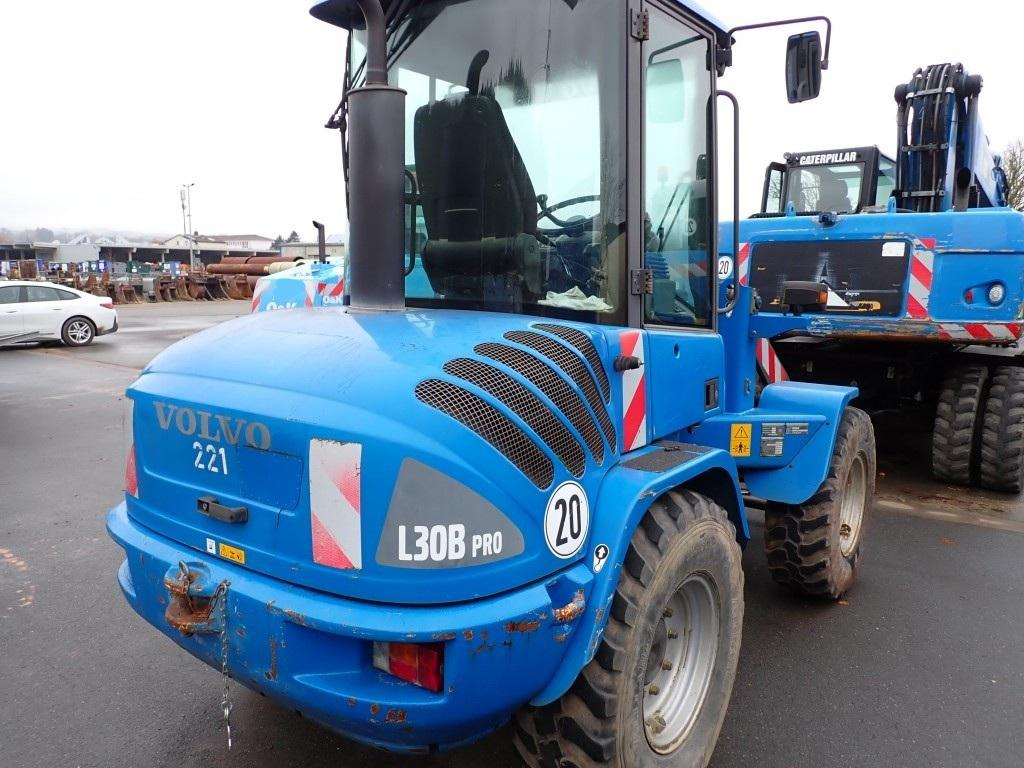 Volvo L30B - Gumikerekes homlokrakodó: 2 kép. Volvo L30B - Gumikerekes homlokrakodó: 2 kép.