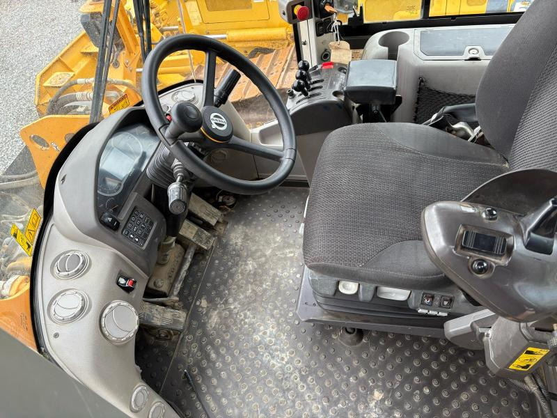 Volvo L70H - Gumikerekes homlokrakodó: 5 kép. Volvo L70H - Gumikerekes homlokrakodó: 5 kép.