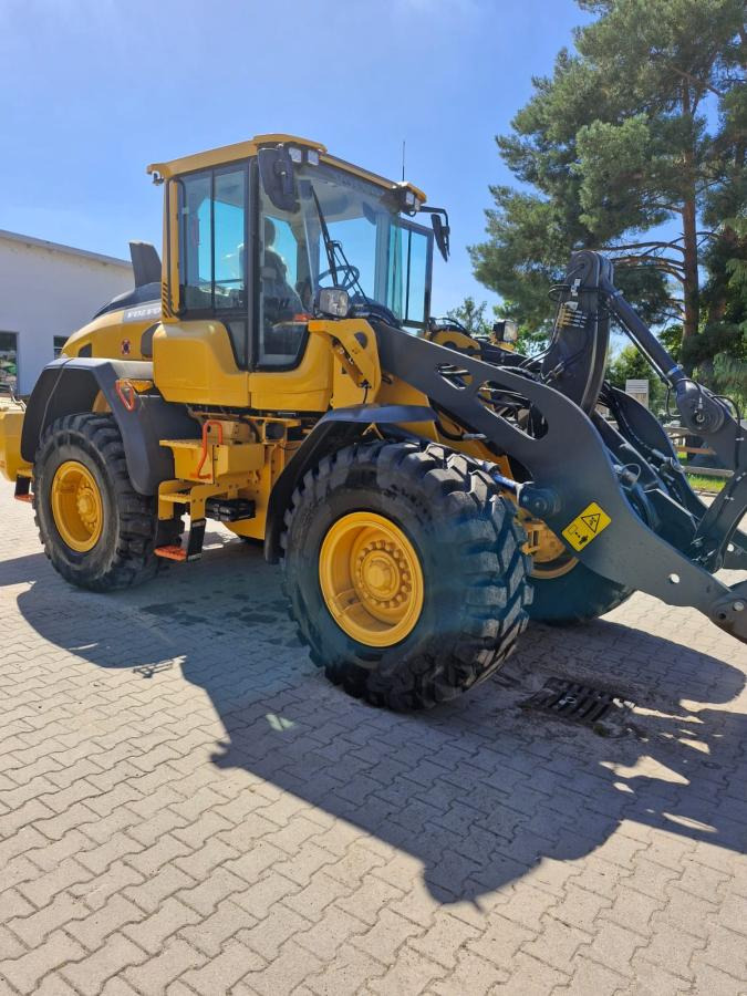 Volvo L90H - Gumikerekes homlokrakodó: 3 kép. Volvo L90H - Gumikerekes homlokrakodó: 3 kép.