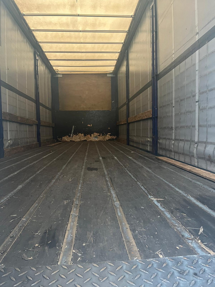 DAF CF 310 - Dobozos felépítményű teherautó: 5 kép. DAF CF 310 - Dobozos felépítményű teherautó: 5 kép.