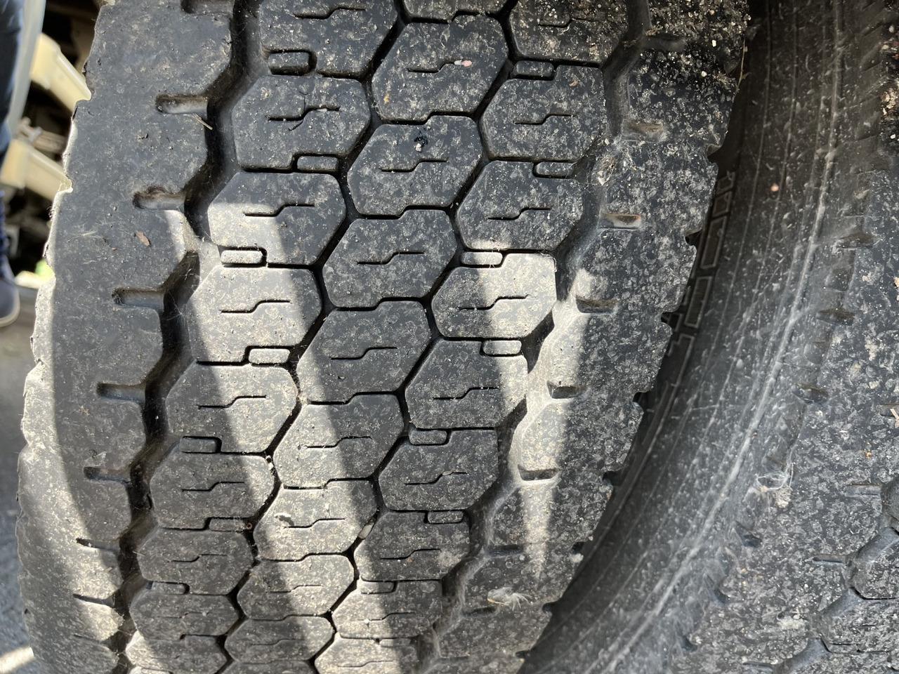 Ponyvás teherautó DAF LF 220: 8 kép.