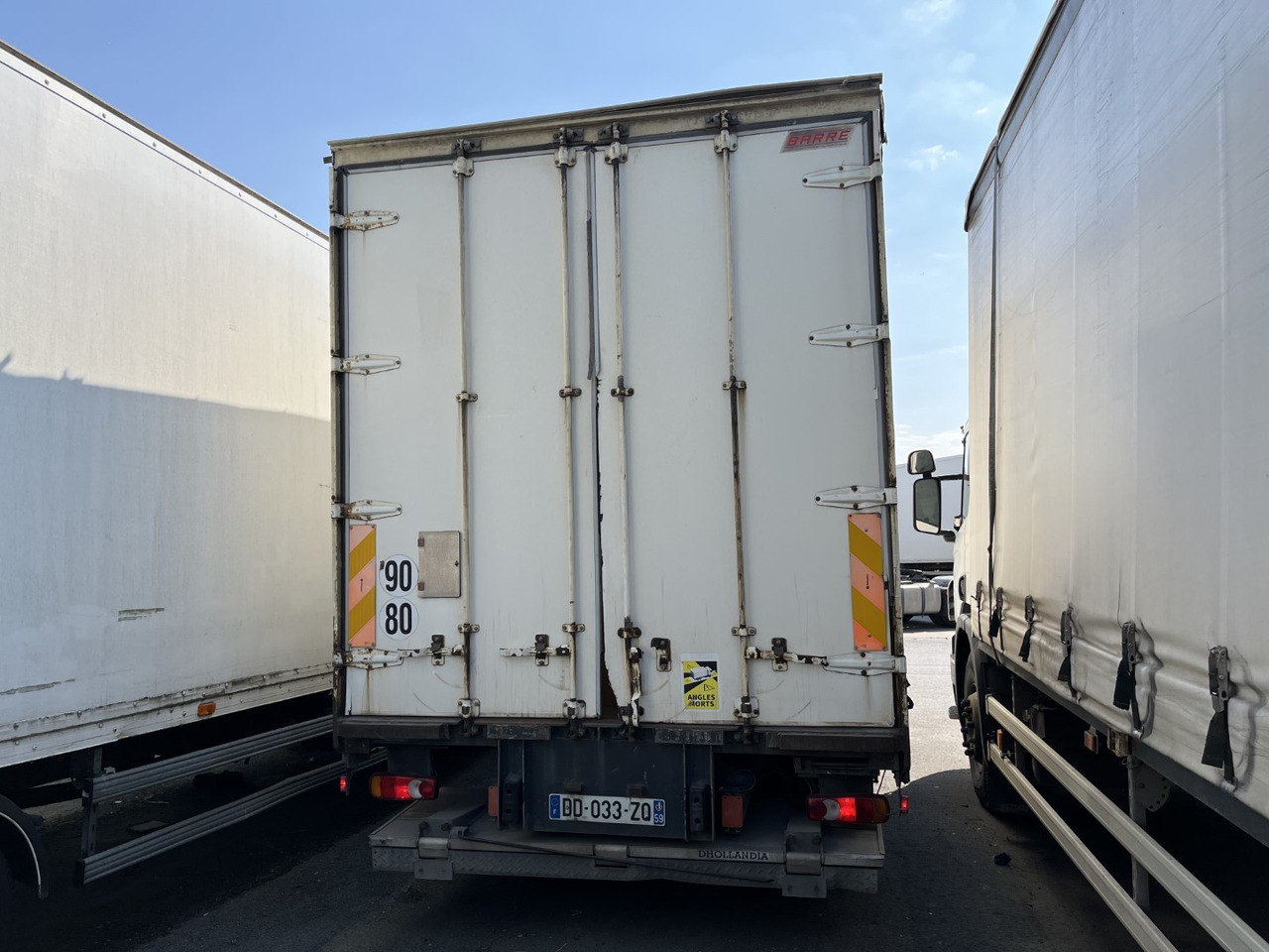 DAF LF 220 - Dobozos felépítményű teherautó: 2 kép. DAF LF 220 - Dobozos felépítményű teherautó: 2 kép.