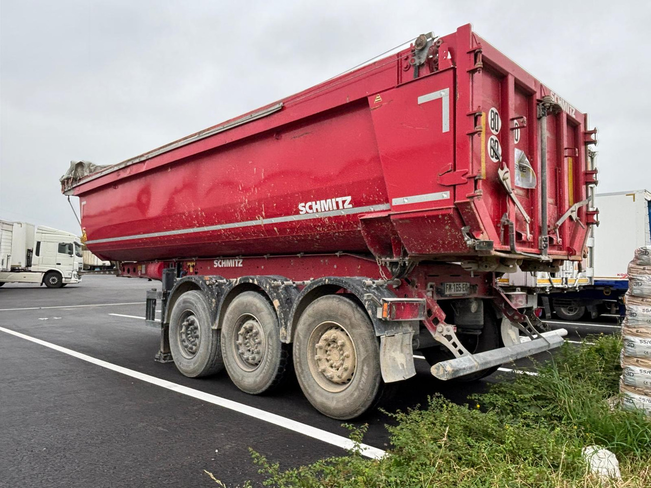 SCHMITZ - Félpótkocsi billenőplatós: 1 kép. SCHMITZ - Félpótkocsi billenőplatós: 1 kép.