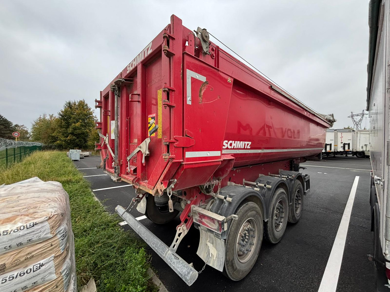 SCHMITZ - Félpótkocsi billenőplatós: 3 kép. SCHMITZ - Félpótkocsi billenőplatós: 3 kép.