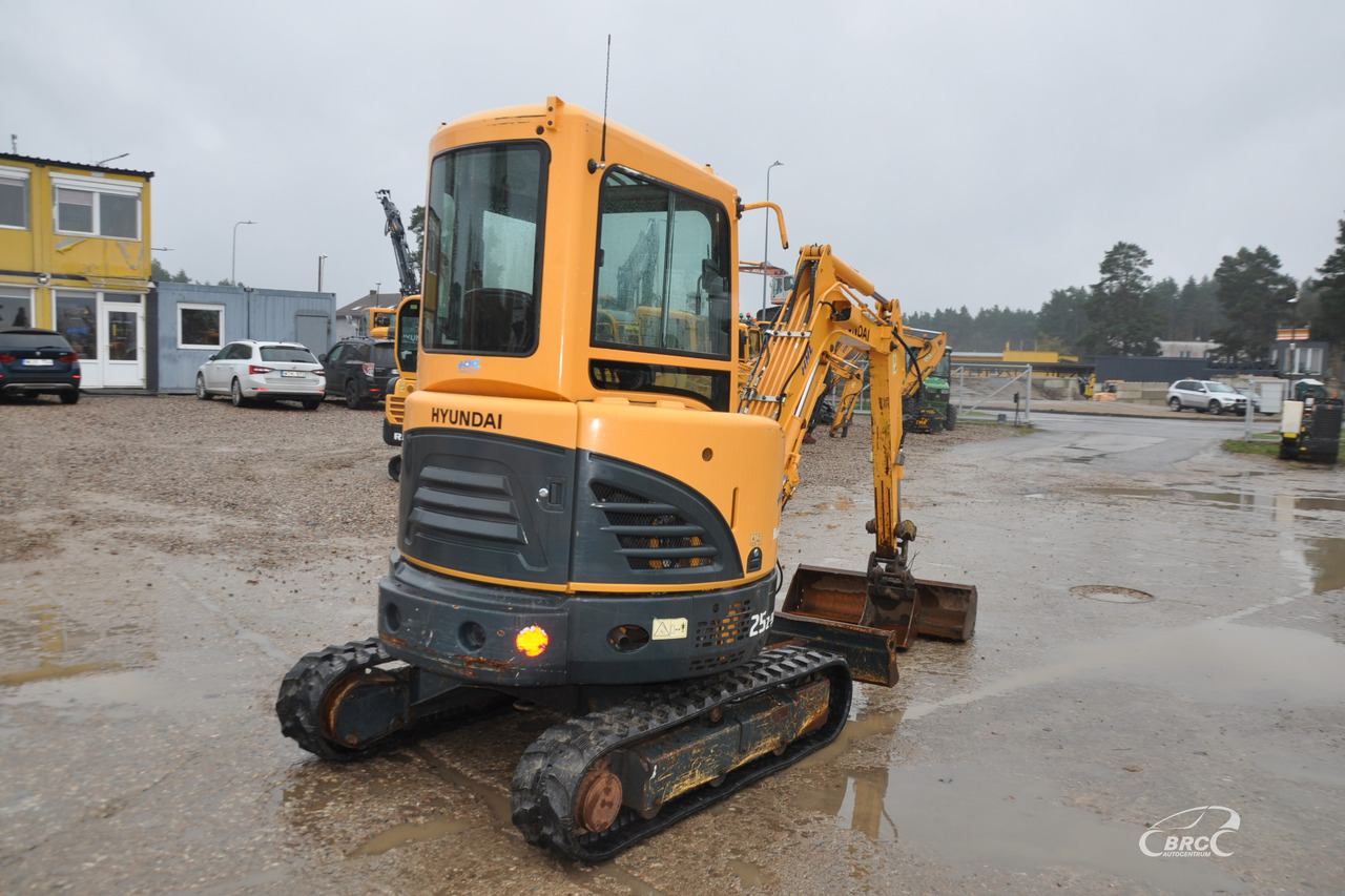 Hyundai R25Z-9AK - Minikotró: 4 kép. Hyundai R25Z-9AK - Minikotró: 4 kép.