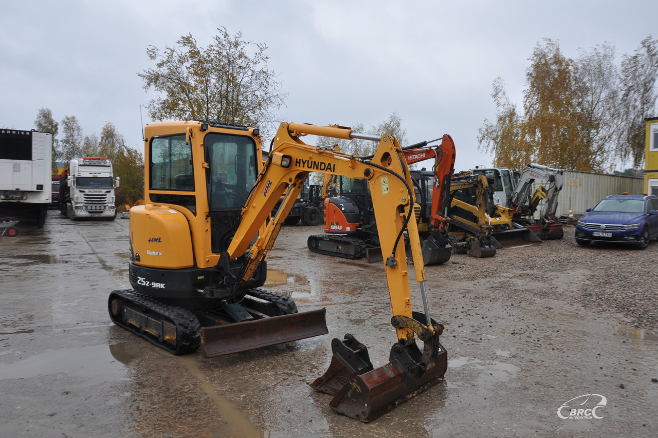 Hyundai R25Z-9AK - Minikotró: 2 kép. Hyundai R25Z-9AK - Minikotró: 2 kép.