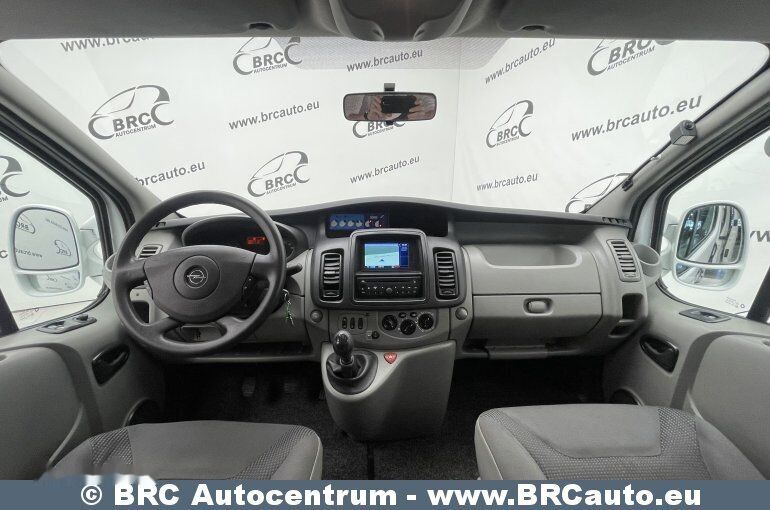 Opel Vivaro 2.5 CDTI - Lakóautó: 3 kép. Opel Vivaro 2.5 CDTI - Lakóautó: 3 kép.