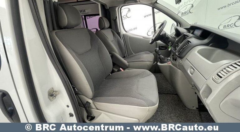 Opel Vivaro 2.5 CDTI - Lakóautó: 5 kép. Opel Vivaro 2.5 CDTI - Lakóautó: 5 kép.