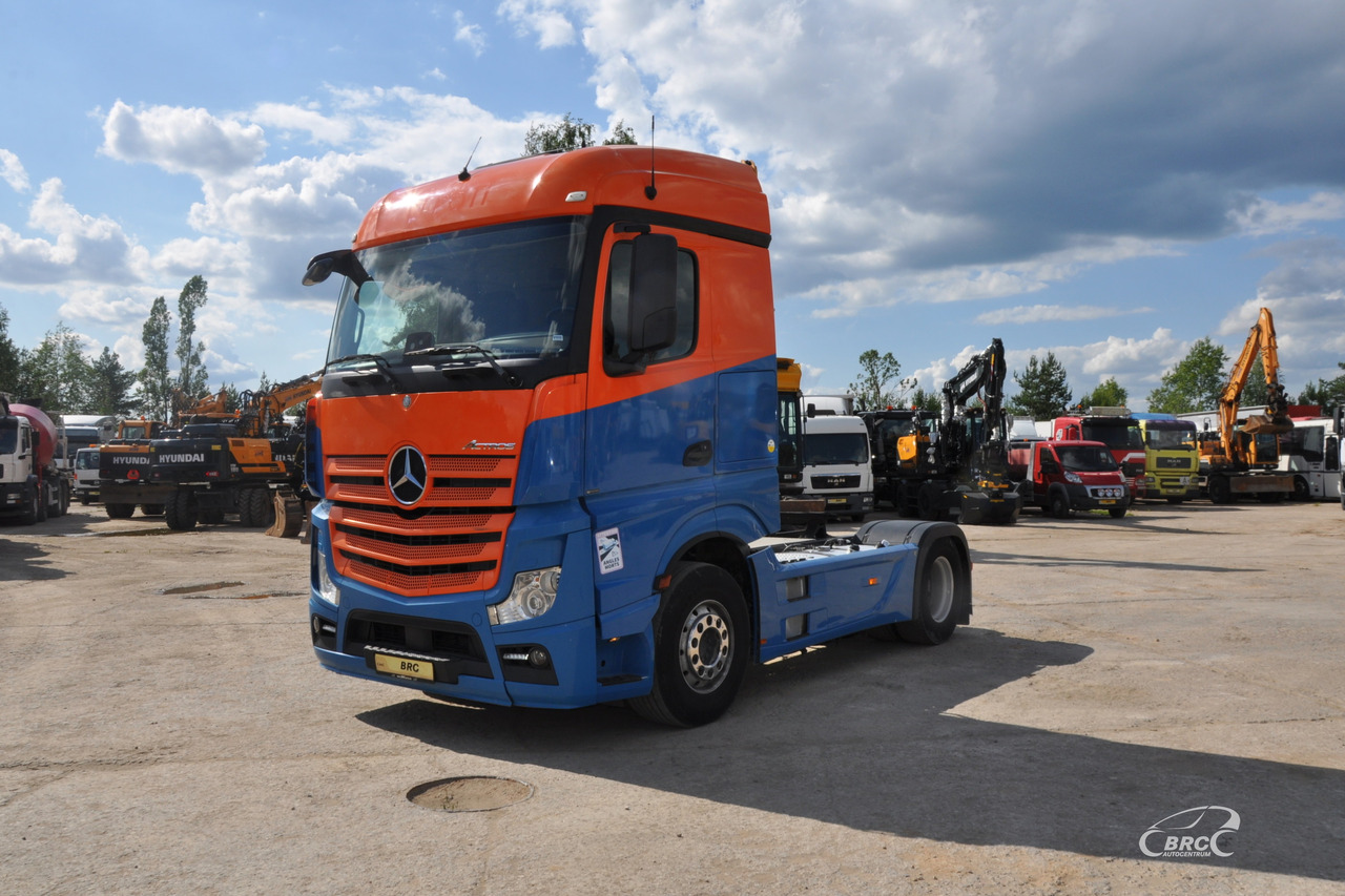 Mercedes-Benz Actros - Nyergesvontató: 1 kép. Mercedes-Benz Actros - Nyergesvontató: 1 kép.