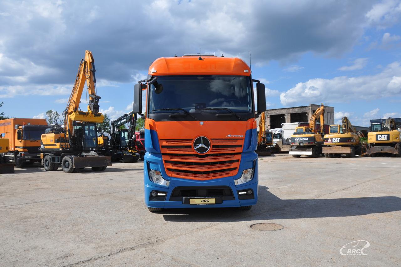 Mercedes-Benz Actros - Nyergesvontató: 3 kép. Mercedes-Benz Actros - Nyergesvontató: 3 kép.