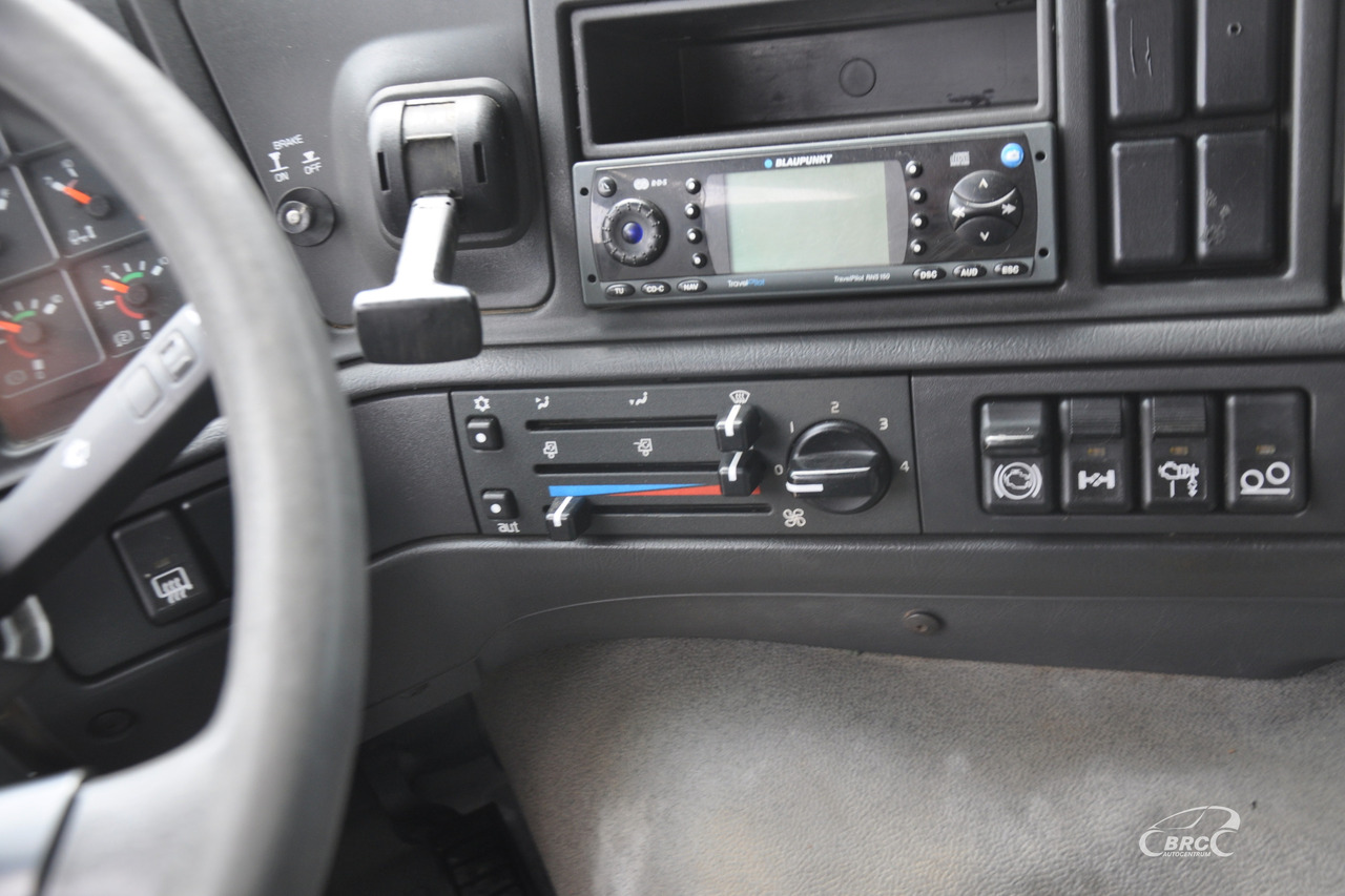 Platós teherautó Volvo FM7: 13 kép.