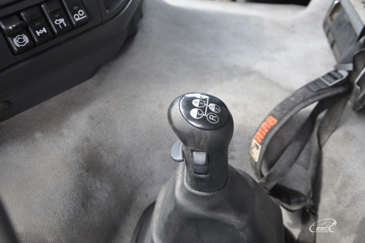 Platós teherautó Volvo FM7: 17 kép.