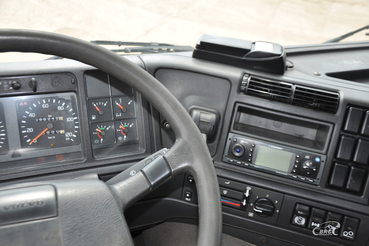 Platós teherautó Volvo FM7: 12 kép.