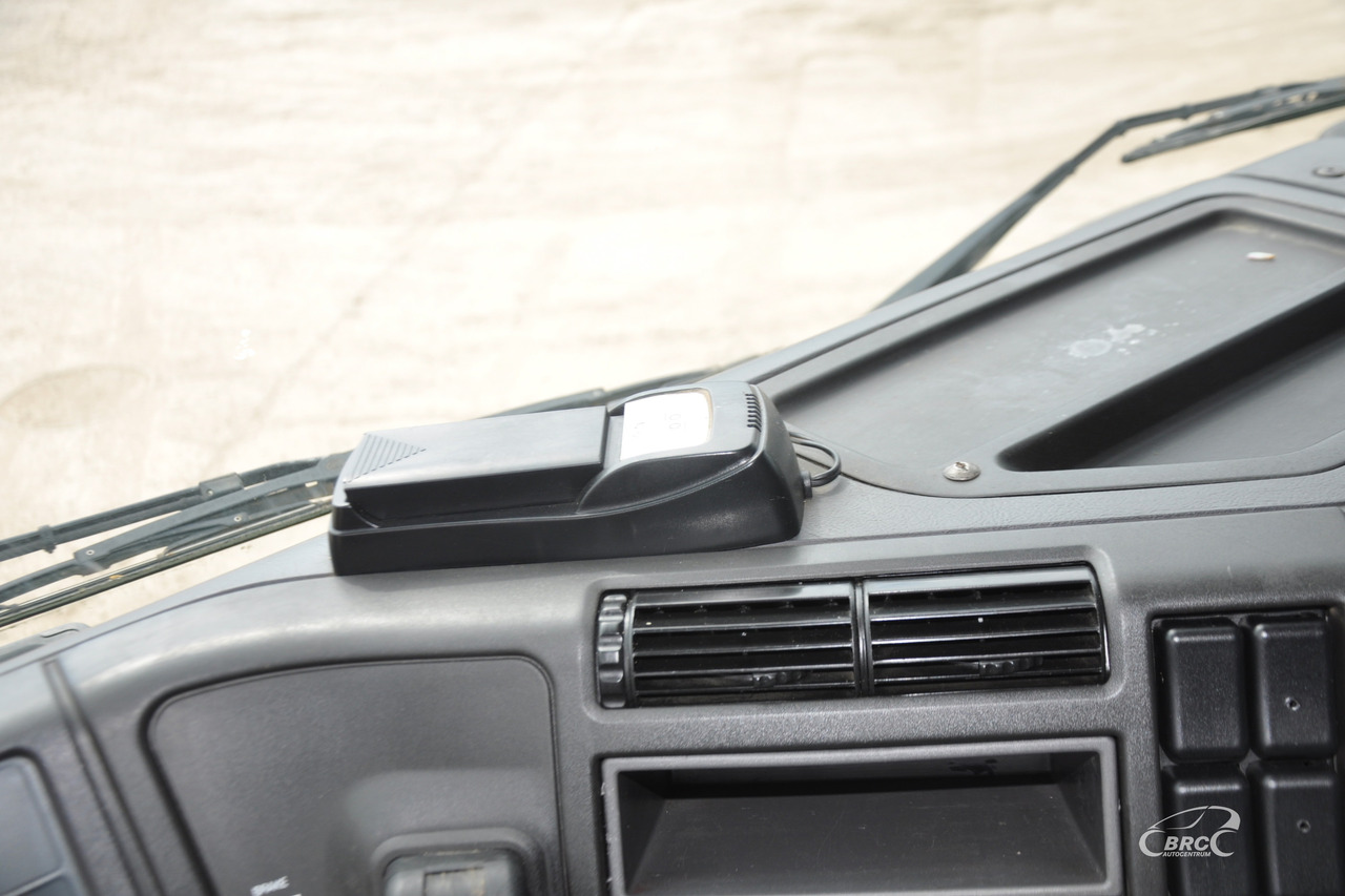 Platós teherautó Volvo FM7: 20 kép.