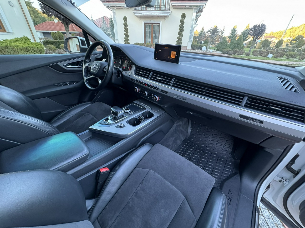 Terepjáró/ SUV Audi Q7: 45 kép.