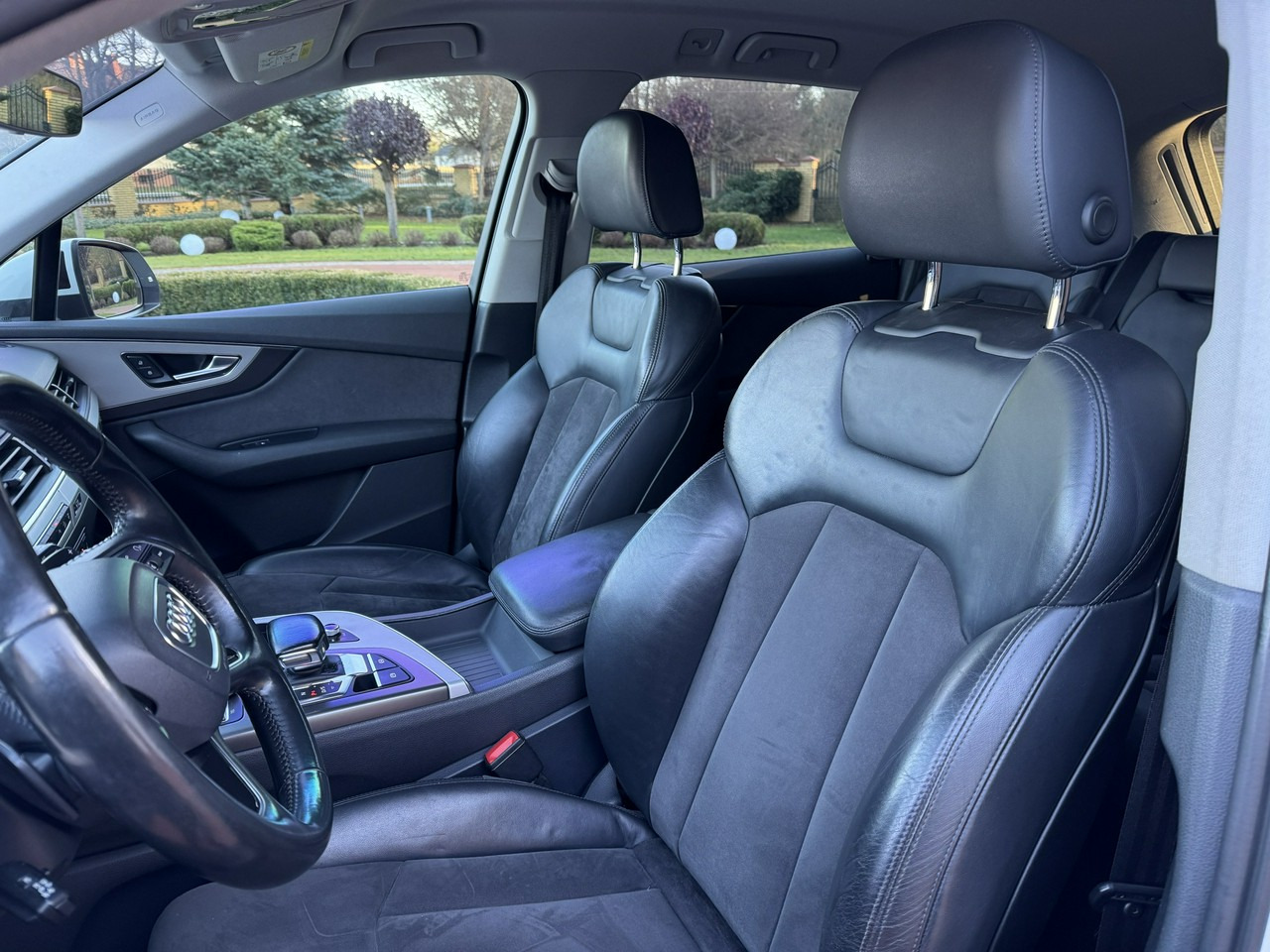 Terepjáró/ SUV Audi Q7: 33 kép.