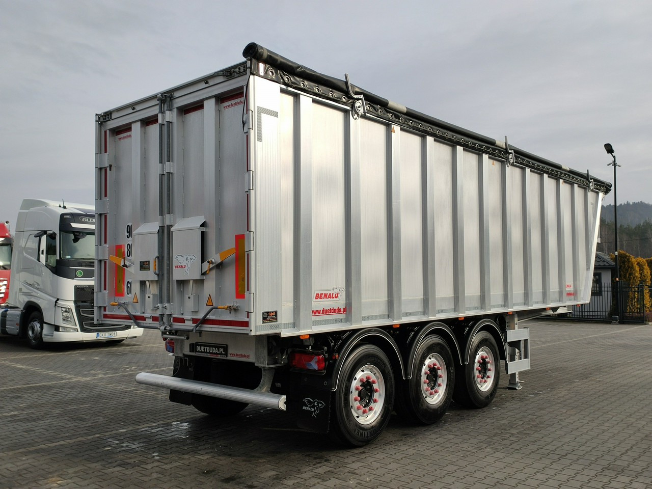 Benalu MULTIRUNNER 87 - Félpótkocsi billenőplatós: 4 kép. Benalu MULTIRUNNER 87 - Félpótkocsi billenőplatós: 4 kép.