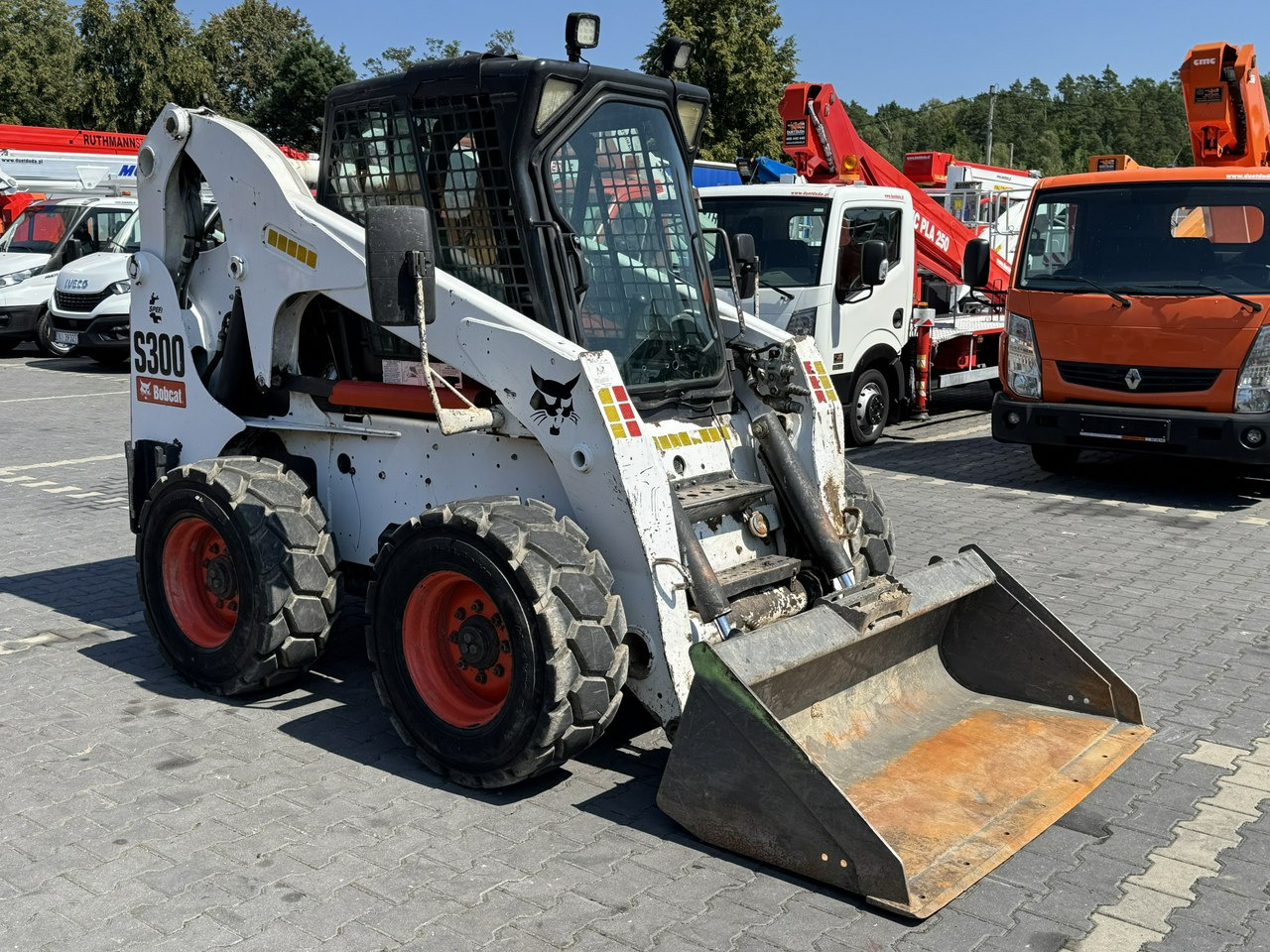 Bobcat S300 Joystick Mini Ładowarka Waga 3692kg - Mini homlokrakodó: 3 kép. Bobcat S300 Joystick Mini Ładowarka Waga 3692kg - Mini homlokrakodó: 3 kép.