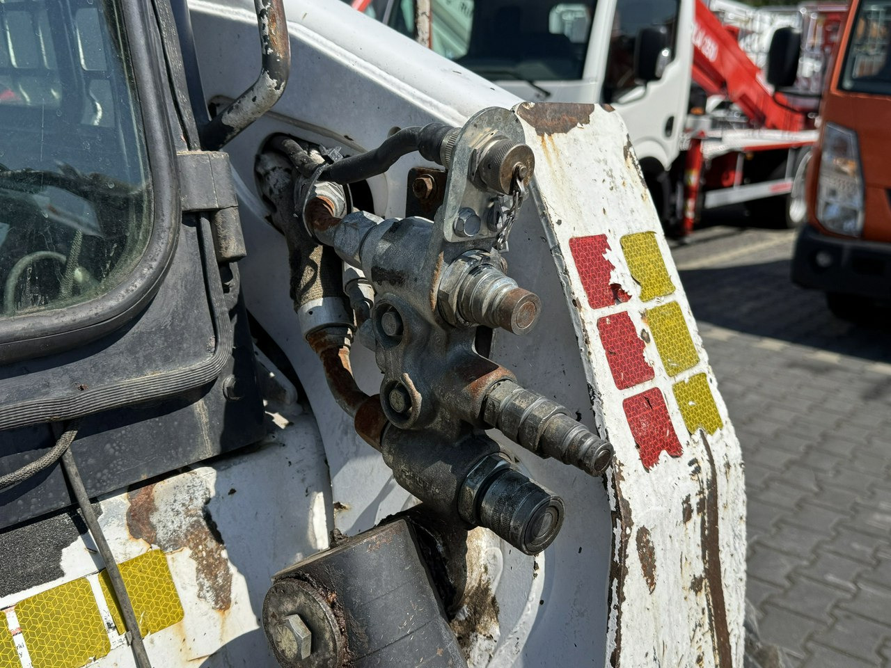 Bobcat S300 Joystick Mini Ładowarka Waga 3692kg - Mini homlokrakodó: 4 kép. Bobcat S300 Joystick Mini Ładowarka Waga 3692kg - Mini homlokrakodó: 4 kép.