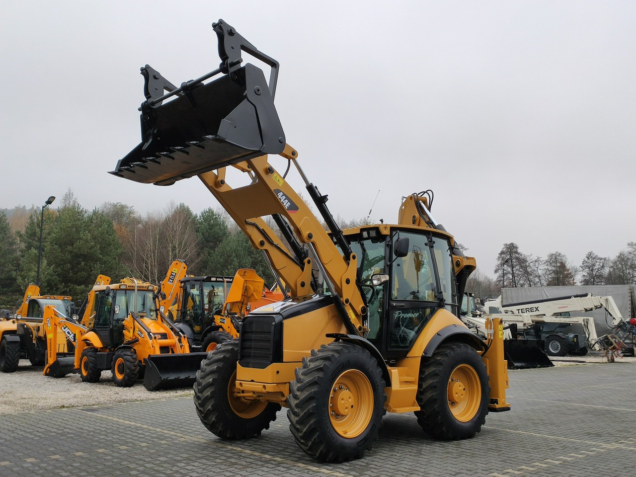 Caterpillar 444E Premier Sterowanie na Joystickach FULL OPCJA - Kotrórakodó: 1 kép. Caterpillar 444E Premier Sterowanie na Joystickach FULL OPCJA - Kotrórakodó: 1 kép.