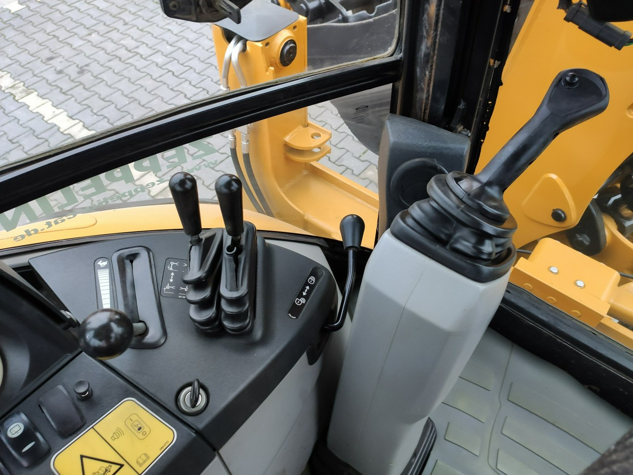 Caterpillar 444E Premier Sterowanie na Joystickach FULL OPCJA - Kotrórakodó: 5 kép. Caterpillar 444E Premier Sterowanie na Joystickach FULL OPCJA - Kotrórakodó: 5 kép.