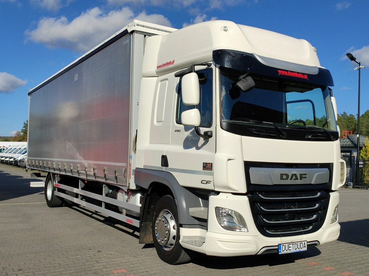 DAF CF 290 E6 Firana Tył Drzwi Dach Podnoszony / Zsuwany Długi 9.30m - Ponyvás teherautó: 3 kép. DAF CF 290 E6 Firana Tył Drzwi Dach Podnoszony / Zsuwany Długi 9.30m - Ponyvás teherautó: 3 kép.