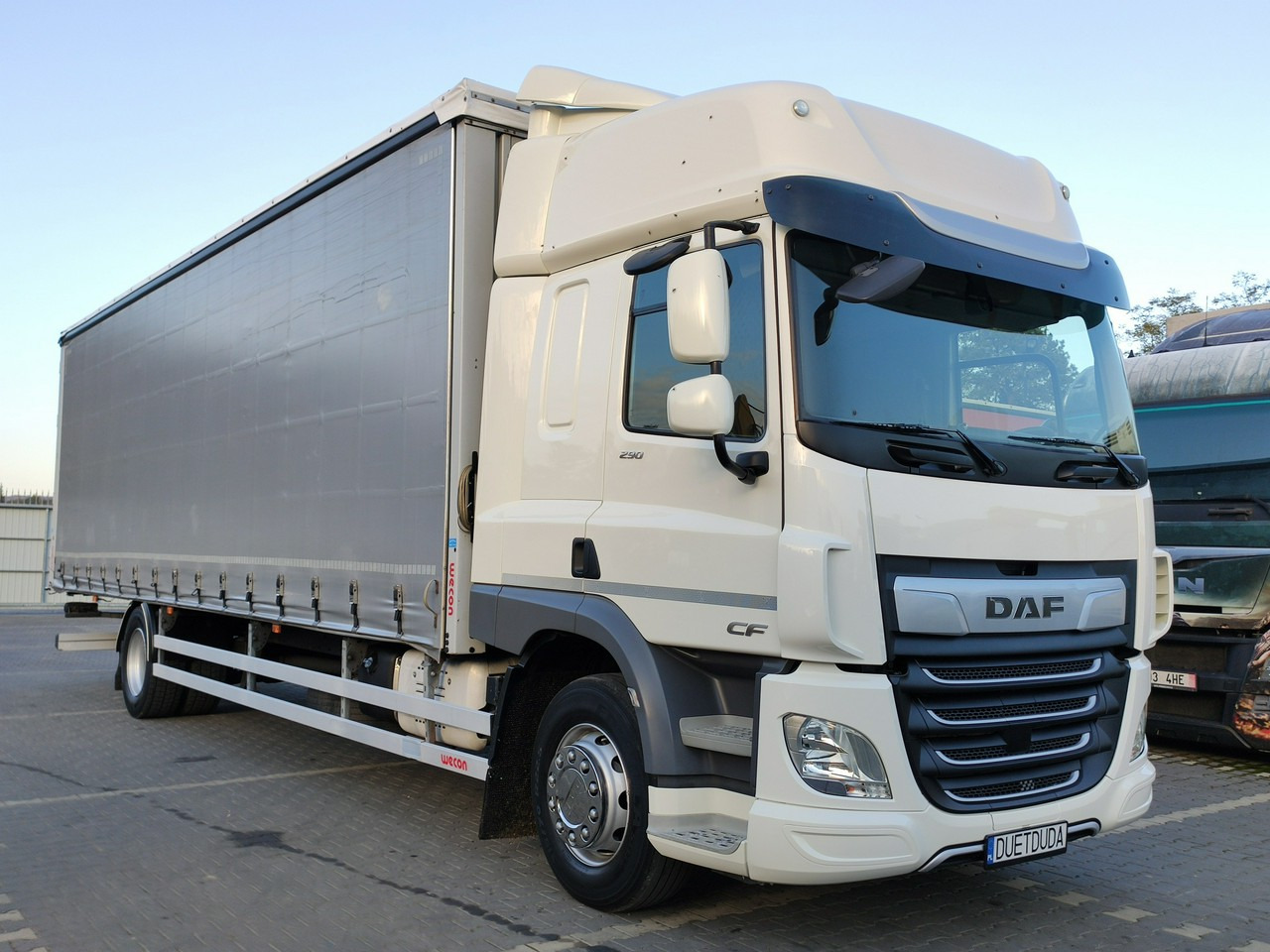 DAF CF 290 E6 Firana Tył Drzwi Dach Podnoszony / Zsuwany Długi 9.30m - Ponyvás teherautó: 5 kép. DAF CF 290 E6 Firana Tył Drzwi Dach Podnoszony / Zsuwany Długi 9.30m - Ponyvás teherautó: 5 kép.