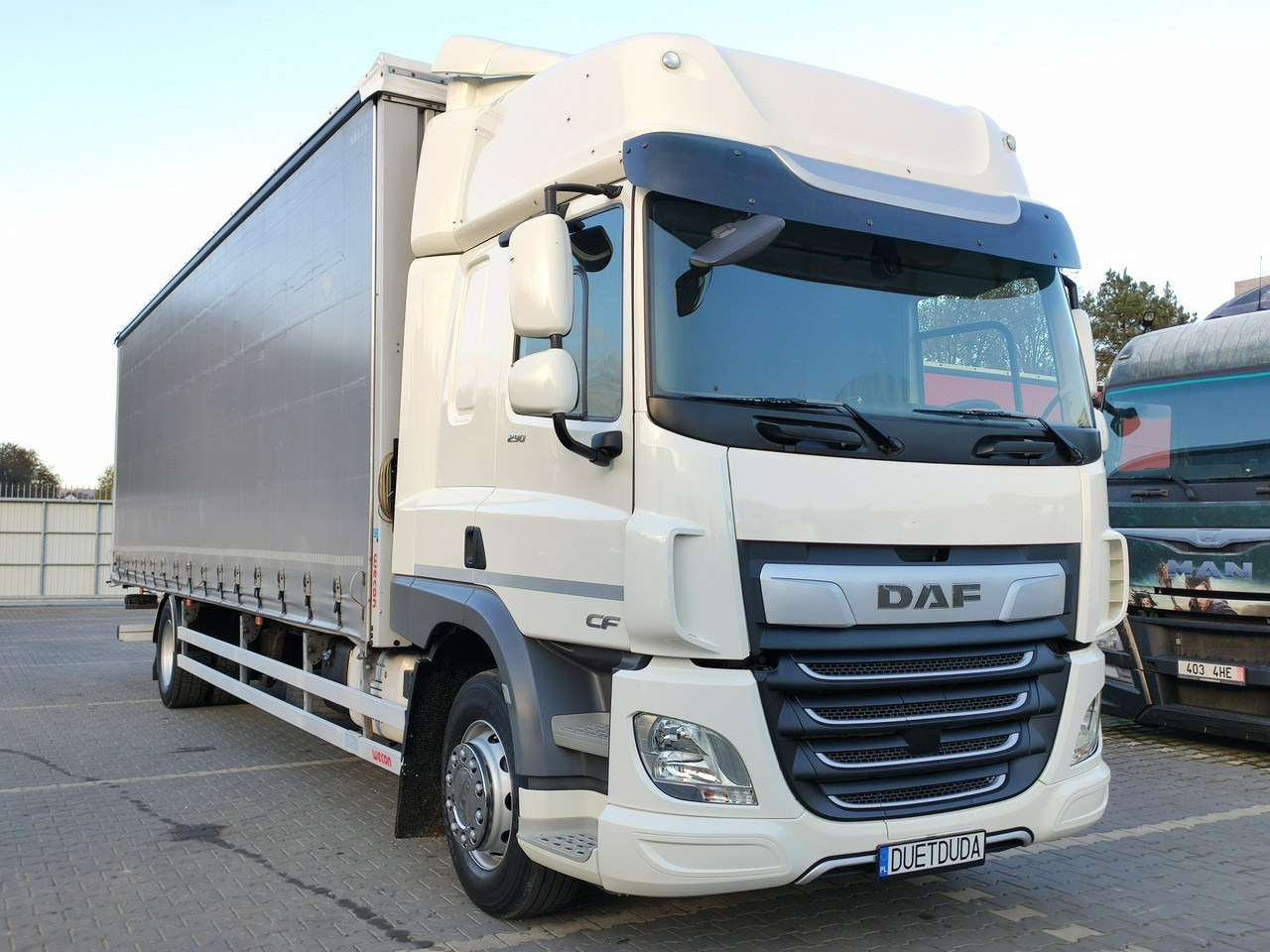 DAF CF 290 E6 Firana Tył Drzwi Dach Podnoszony / Zsuwany Długi 9.30m - Ponyvás teherautó: 3 kép. DAF CF 290 E6 Firana Tył Drzwi Dach Podnoszony / Zsuwany Długi 9.30m - Ponyvás teherautó: 3 kép.
