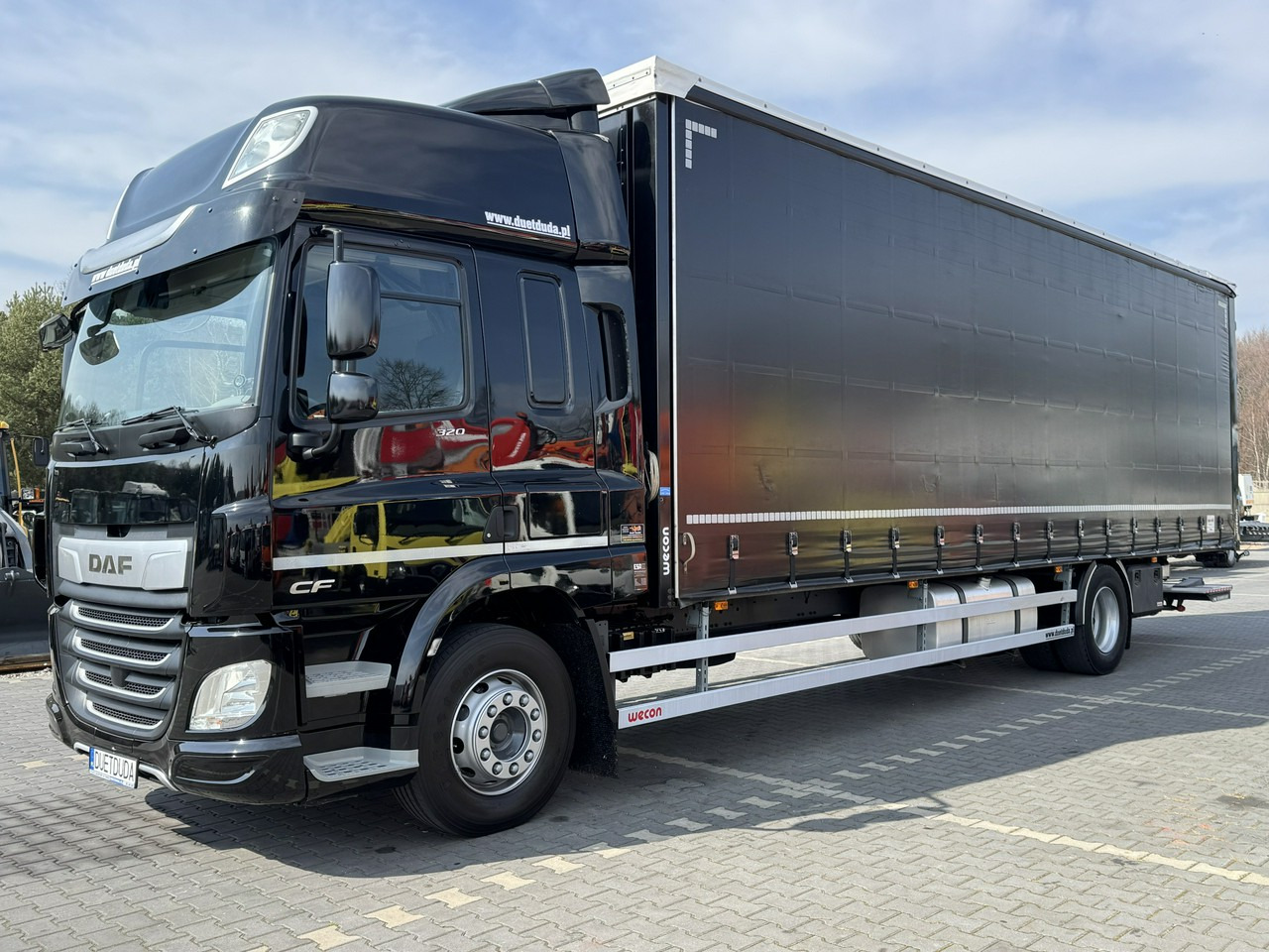 DAF CF 320 E6 Winda Firana Tył Drzwi Dach Zsuwany Długi 9.40m - Ponyvás teherautó: 2 kép. DAF CF 320 E6 Winda Firana Tył Drzwi Dach Zsuwany Długi 9.40m - Ponyvás teherautó: 2 kép.